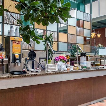 Quality Hotel Conference Center Cincinnati בלו אש מראה חיצוני תמונה