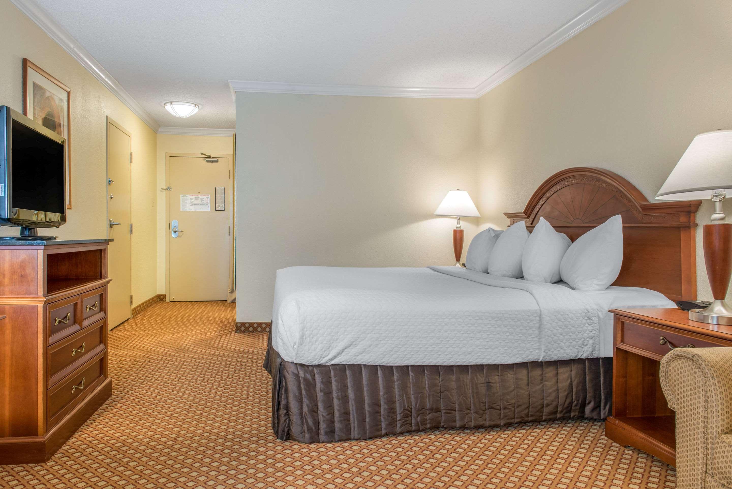 Quality Hotel Conference Center Cincinnati בלו אש מראה חיצוני תמונה