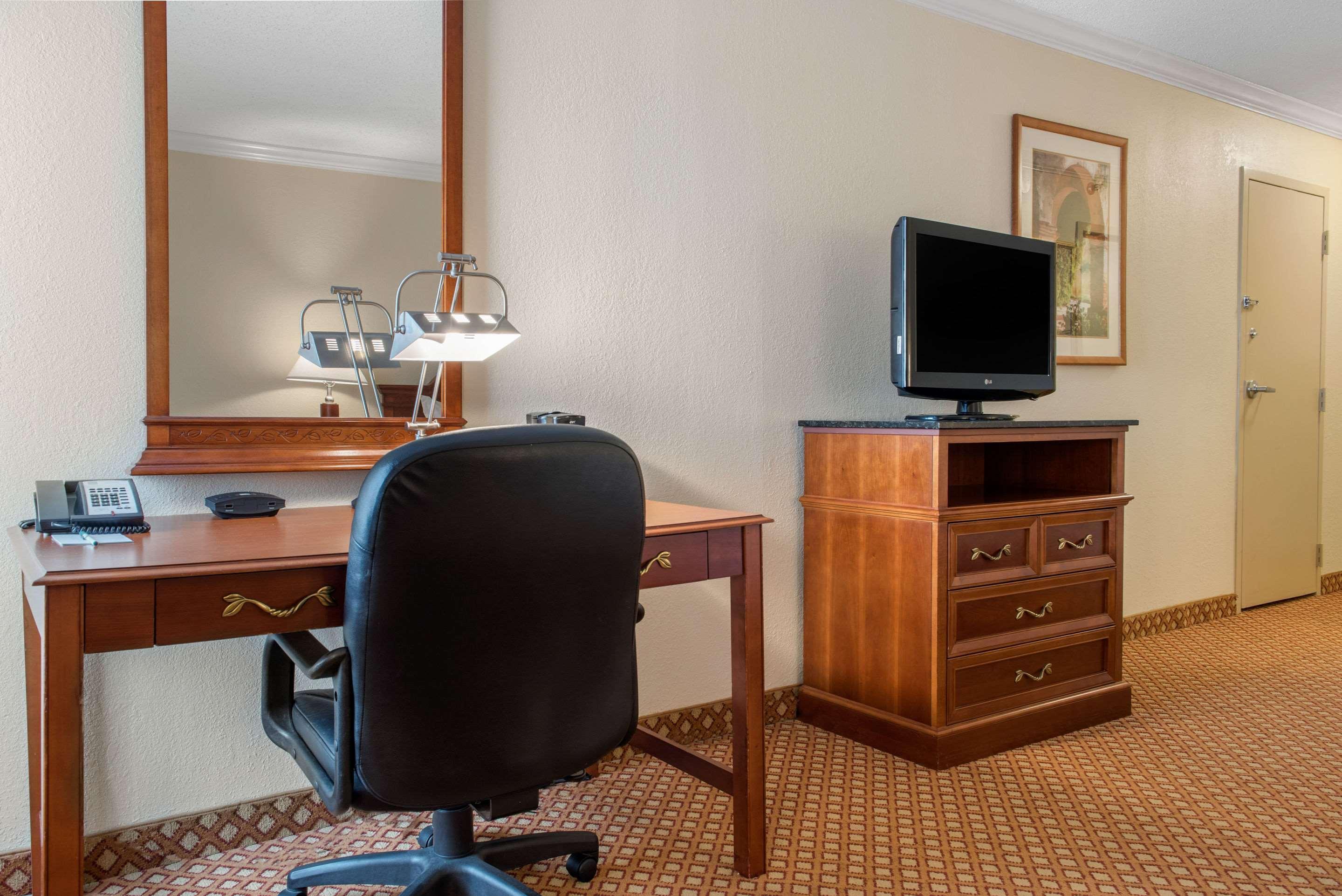 Quality Hotel Conference Center Cincinnati בלו אש מראה חיצוני תמונה